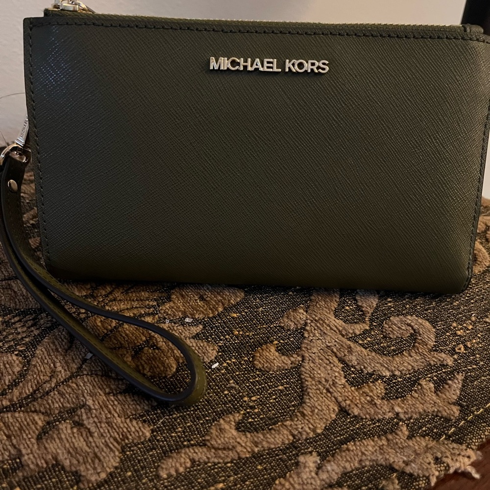 Michael Kors Olive Green Jet Set , Double zip Wallet with wrist strap